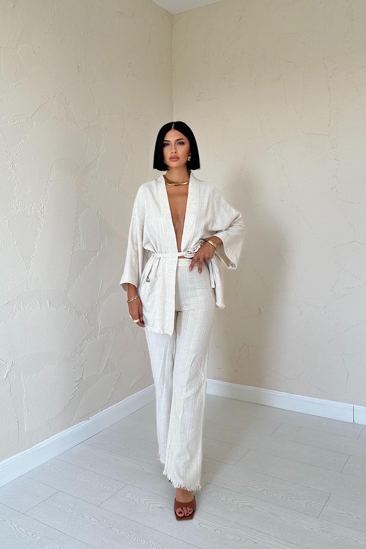Prenda versátil: kimono ligero y pantalón ajustable con detalles de cremallera y botón funcional; perfecto para cafés con estilo, reuniones o cenas familiares.