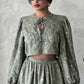 Blusa bordada con detalles ajustables de listón y mangas largas elásticas, junto a una elegante falda midi con diseño sin elástico y cierre lateral I Enso Amara
