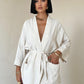 Conjunto elegante de kimono y pantalones de tiro alto, confeccionado en 100% algodón con cinta ajustable en la cintura y cintura elástica trasera; ideal para cualquier ocasión, desde reuniones informales hasta escapadas