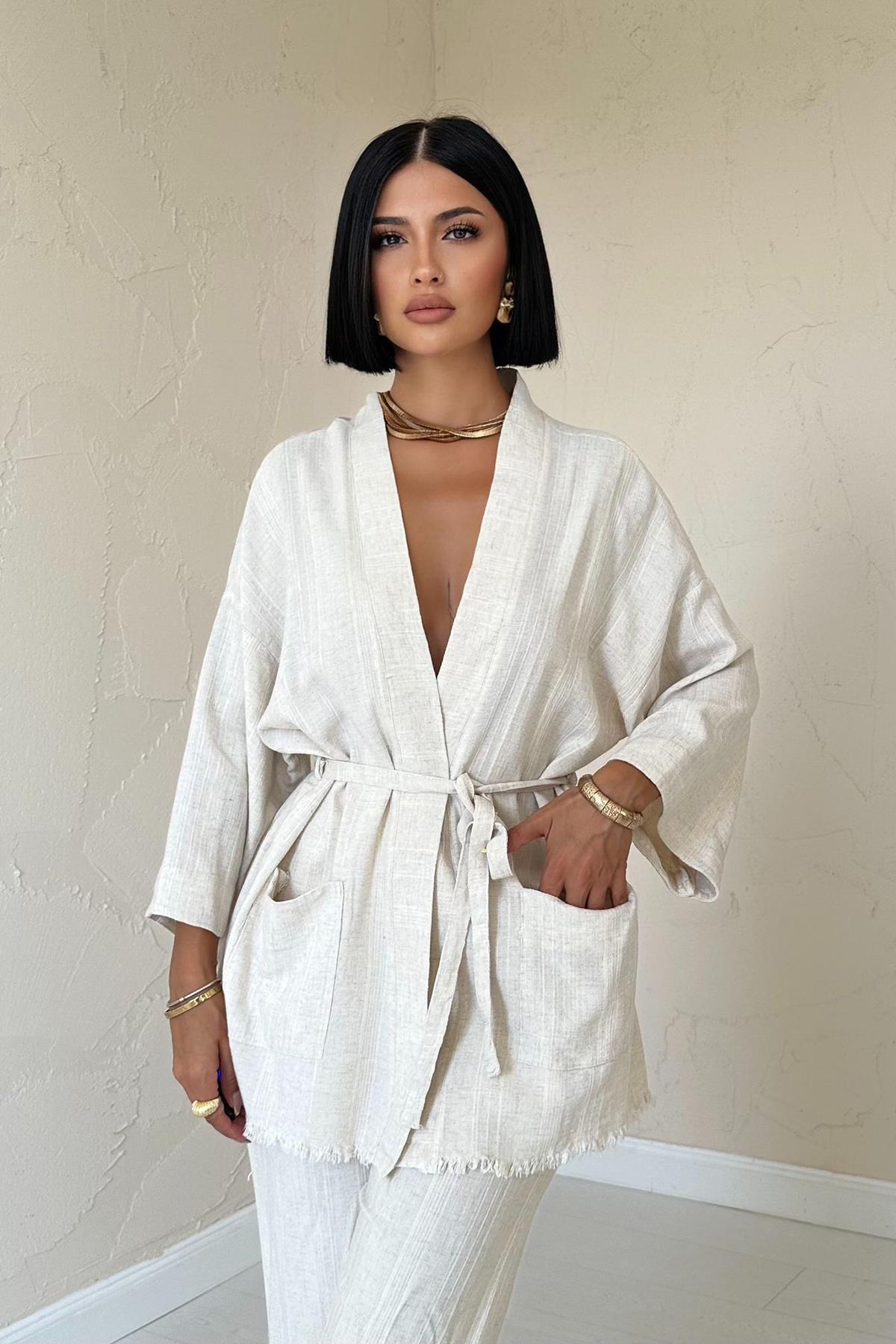 Conjunto elegante de kimono y pantalones de tiro alto, confeccionado en 100% algodón con cinta ajustable en la cintura y cintura elástica trasera; ideal para cualquier ocasión, desde reuniones informales hasta escapadas