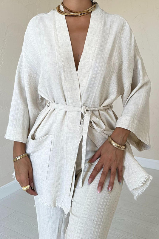 Conjunto de kimono con cinta ajustable y pantalones de algodón con cintura elástica, diseñado para transitar del día a la noche sin sacrificar estilo ni comodidad.