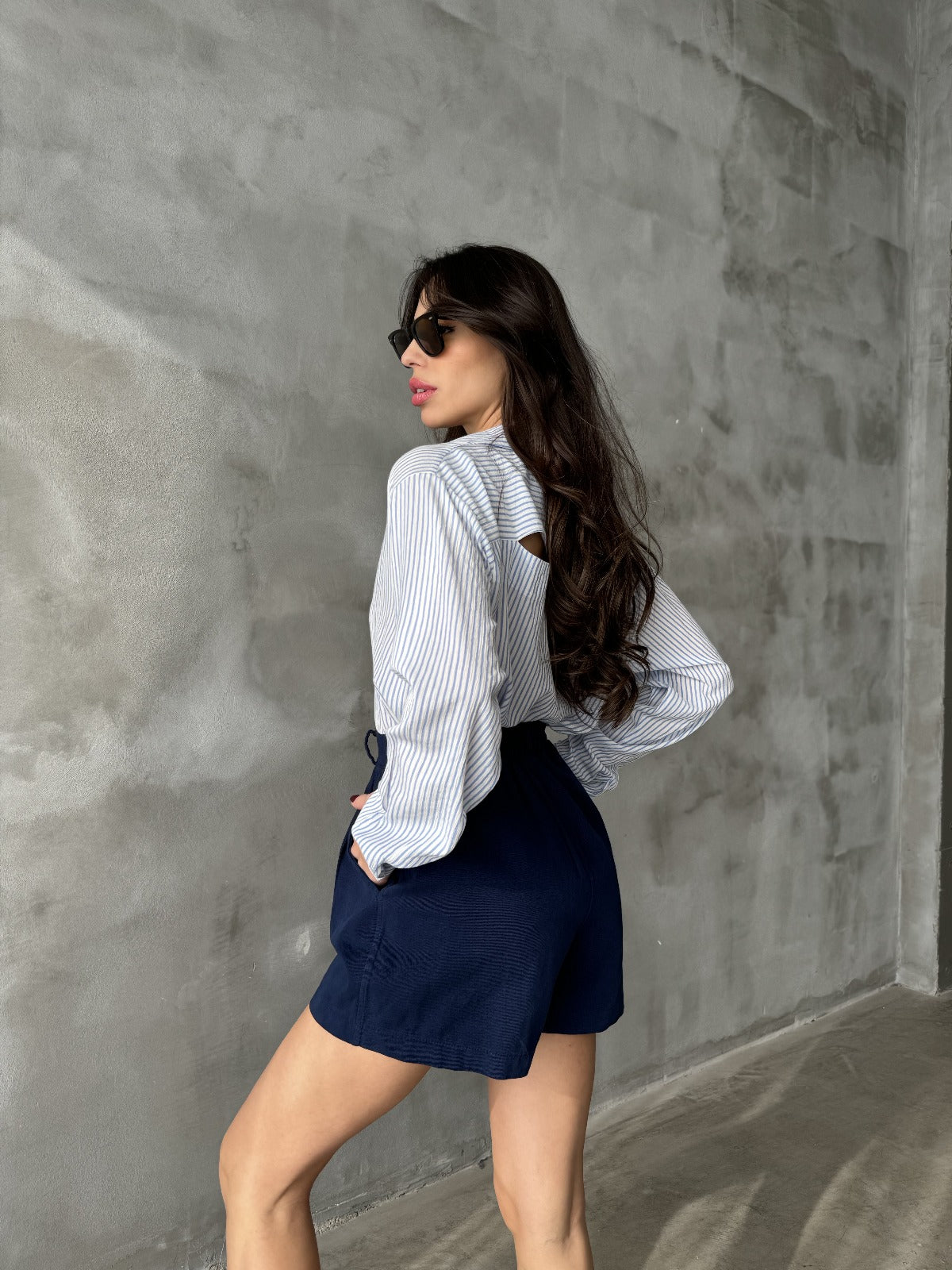 Shorts elegantes de algodón azul marino con cintura elástica trasera; perfectos para looks formales o casuales según la ocasión