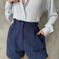 "Pantalones cortos de vestir en color azul marino, confeccionados en 100% algodón, con cintura elástica trasera para mayor comodidad y estilo versát