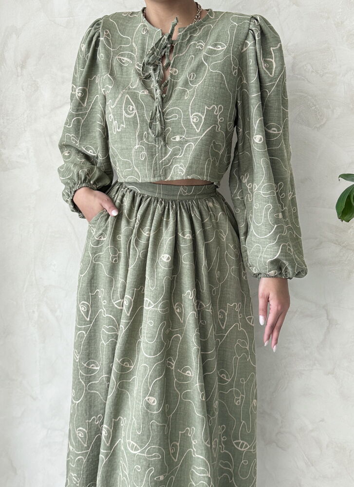 Conjunto bordado perfecto para ocasiones casuales: blusa de mangas largas con lazos ajustables y falda midi con cierre de cremallera y tiro clásico  I Enso Amara