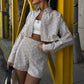 Conjunto Crop Top y pantalón con estampado bordado - Ideal para looks urbanos y cómodos