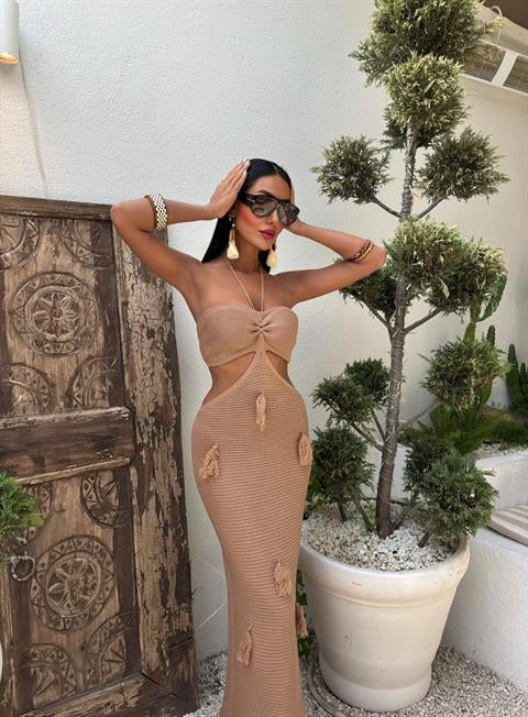 Vestido de verano de talla única, con materiales ligeros y diseño detallado con pompones para un aire fresco y juvenil.