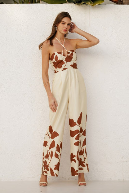 Jumpsuit con detalles modernos: top estilo halter con tira cruzada, cintura elástica y bolsillos, combinado con cierre trasero para comodidad y sofisticación