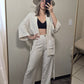 Kimono combinado con pantalones de tiro alto, diseño funcional con cierre de zipper, botón. versatilidad total para eventos casuales o elegantes.