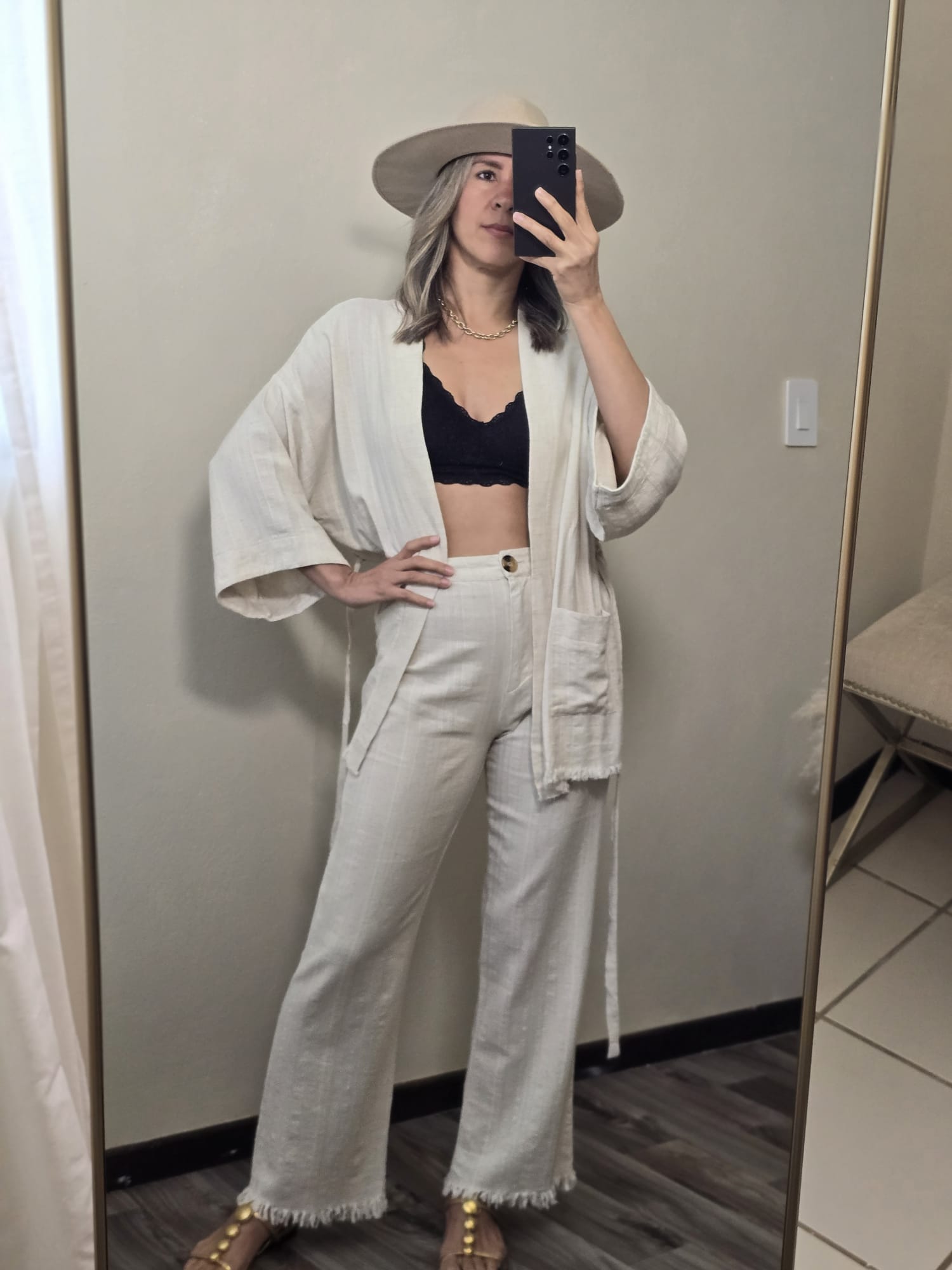 Kimono combinado con pantalones de tiro alto, diseño funcional con cierre de zipper, botón. versatilidad total para eventos casuales o elegantes.