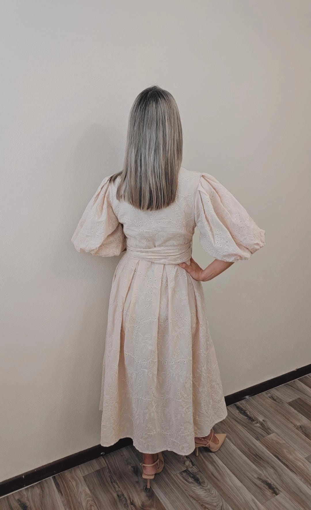Vestido fresco de algodón en tono crema con ojales y detalles como cinturón y botones, forrado para mayor comodidad y estilo refinado.