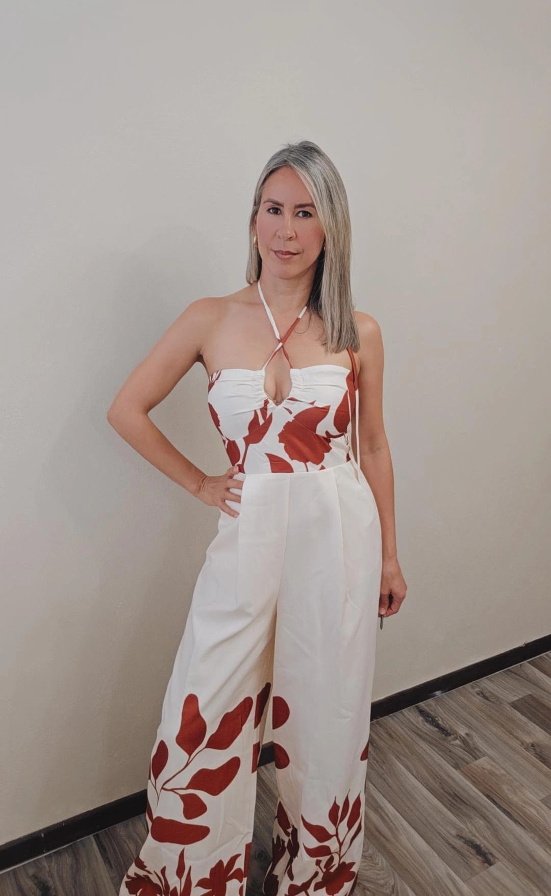 Jumpsuit con top strapless estilo halter y tira cruzada en la parte delantera, espalda abierta con elásticos y corte relajado, incluye bolsillos y cierre de zipper trasero."