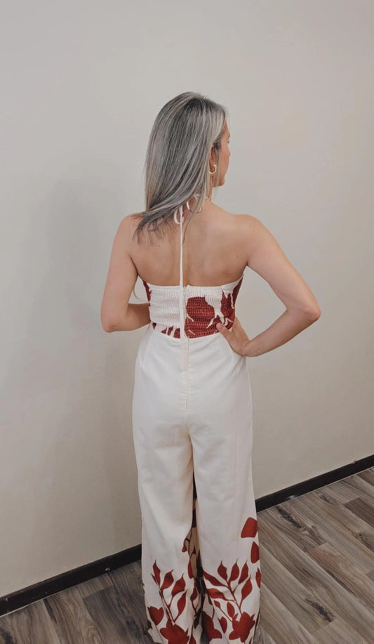 Prenda elegante y versátil: jumpsuit con diseño strapless de halter, espalda abierta, bolsillos funcionales y ajuste elástico trasero con cremallera.