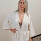 Kimono combinado con pantalones de tiro alto, diseño funcional con cremallera frontal, botón y tejido ajustable; versatilidad total para eventos casuales o elegantes.