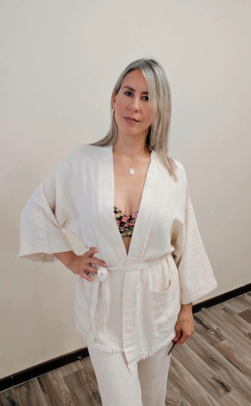 Kimono combinado con pantalones de tiro alto, diseño funcional con cremallera frontal, botón y tejido ajustable; versatilidad total para eventos casuales o elegantes.