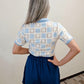 Camisa de tejido encaje, con botones al frente y diseño elegante; confeccionada con algodón y poliéster, perfecta para looks relajados y cómodos.