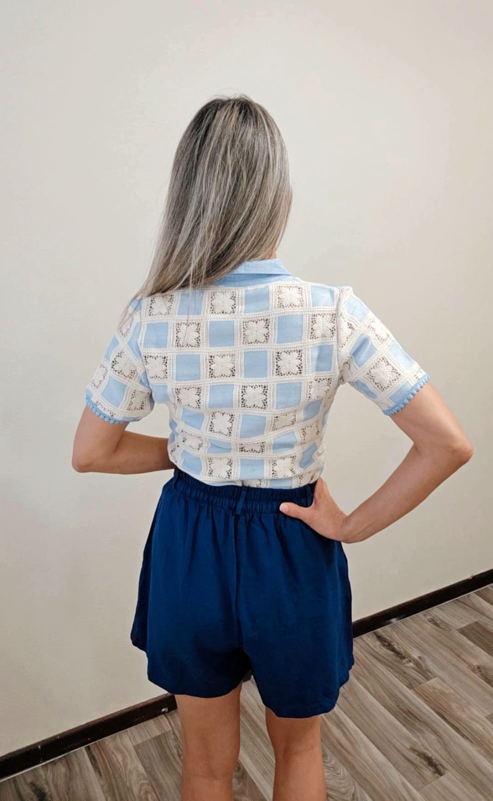 Camisa de tejido encaje, con botones al frente y diseño elegante; confeccionada con algodón y poliéster, perfecta para looks relajados y cómodos.