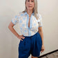 Camisa con botones al frente, estilo encaje, hecha de algodón y poliéster; ideal para días de playa, piscina o salidas casuales con amigas.