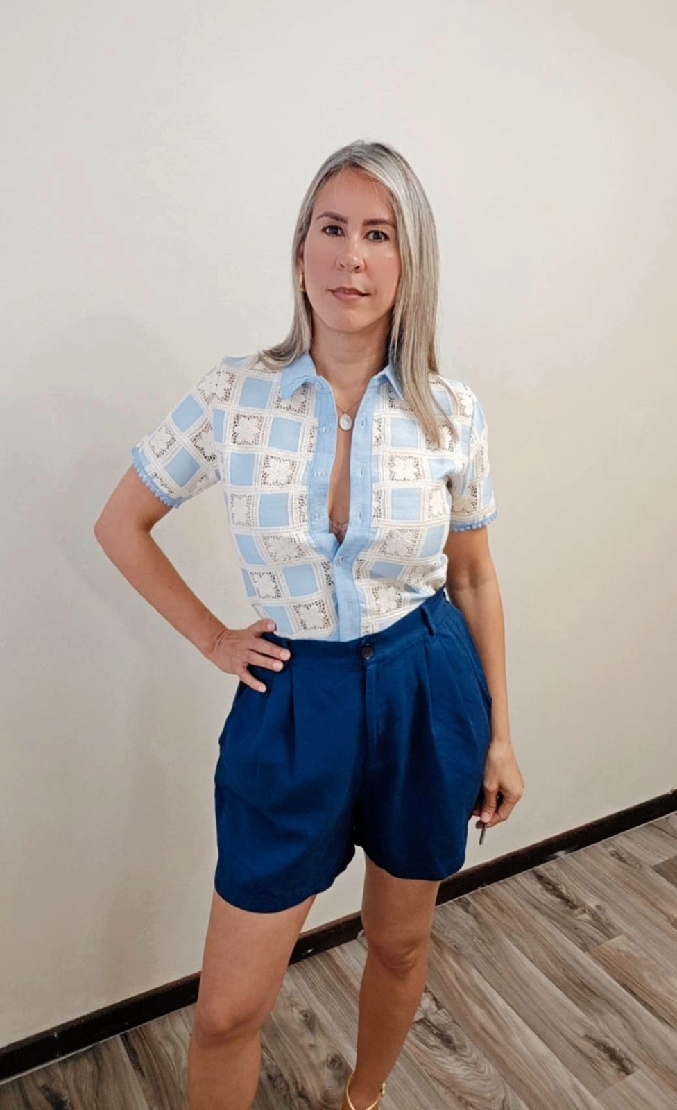 Camisa con botones al frente, estilo encaje, hecha de algodón y poliéster; ideal para días de playa, piscina o salidas casuales con amigas.