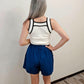 Prenda atemporal: camisa sin mangas de tono vainilla con detalles negros en los bordes, ideal para combinar con jeans, falda o atuendos elegantes. I Enso Amara