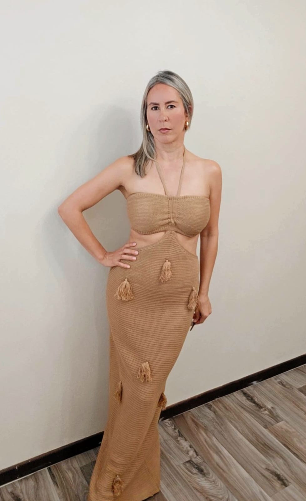 Diseño elegante de vestido veraniego con cinta ajustable en el cuello y falda decorada con pompones, perfecto para un look fresco y moderno.