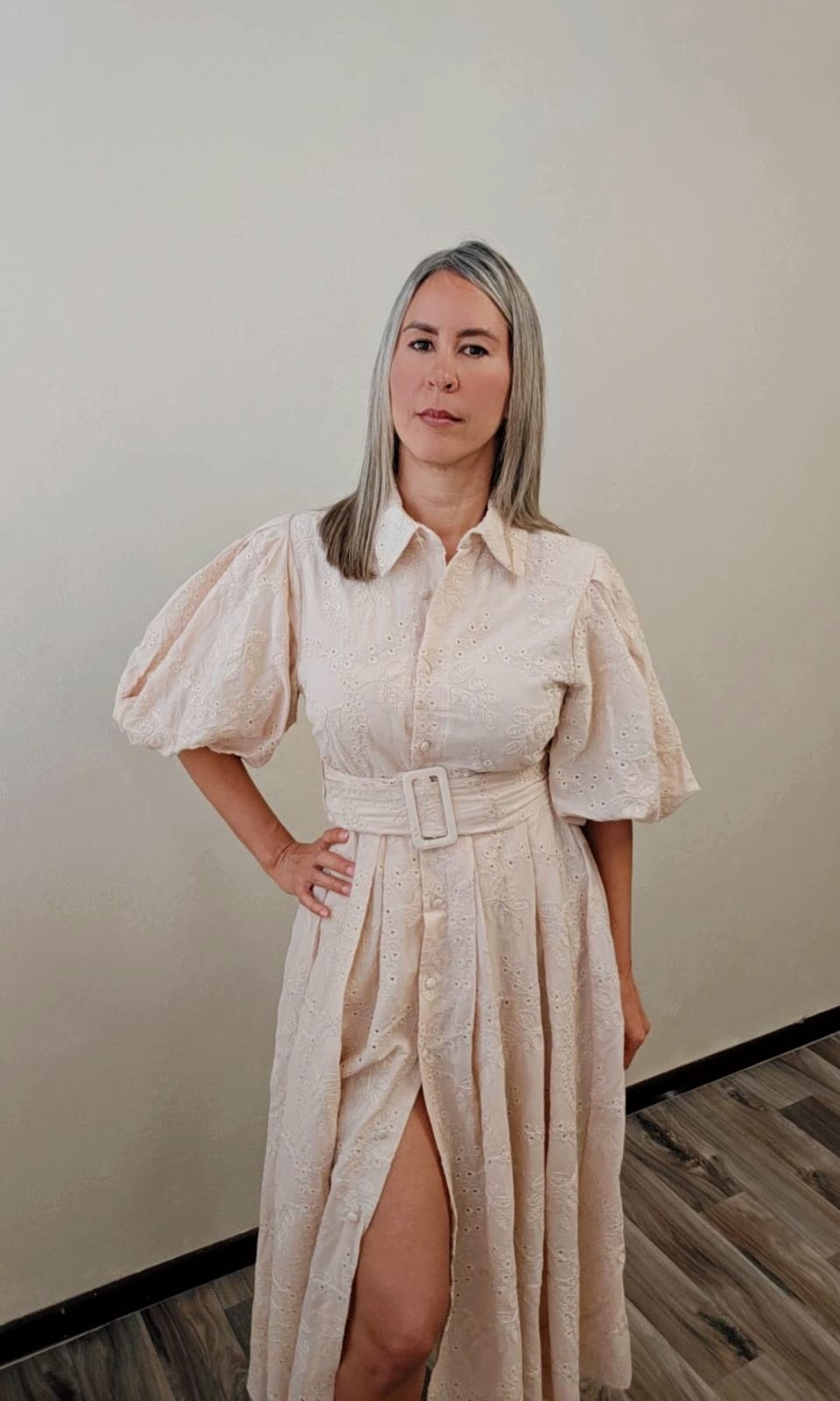 Prenda elegante y versátil: vestido crema con cinturón incluido, diseño de ojales y botones frontales, perfecto para ocasiones formales o casuales con código de vestimenta claro
