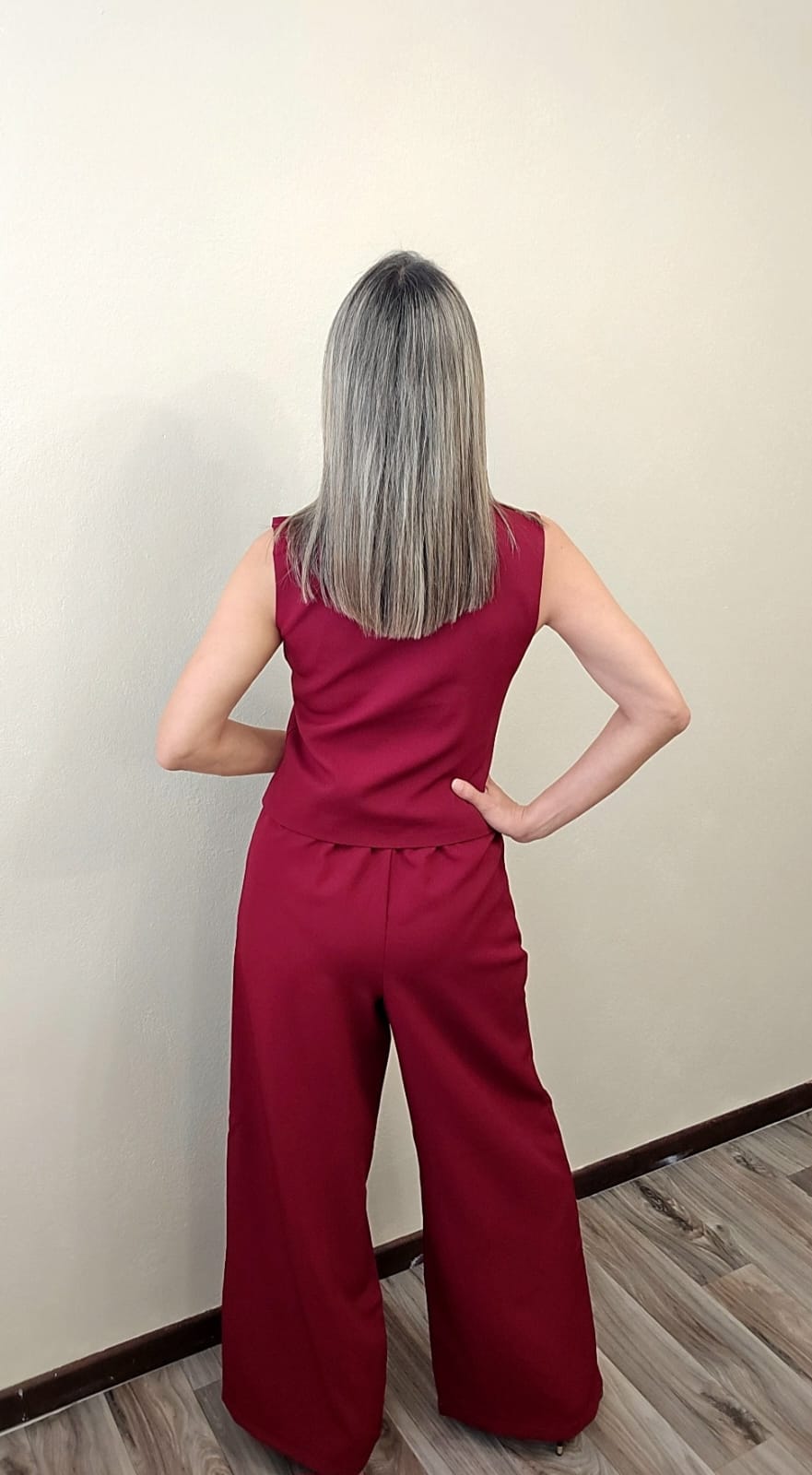 Elegante conjunto burdeos de dos piezas: chaleco con botones y pantalón a juego con cintura elástica trasera, ideal para un look sofisticado y cómodo