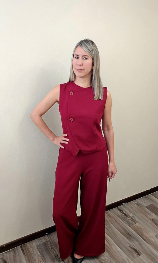Conjunto de dos piezas para mujer en color burdeos, incluye chaleco con botones al frente y pantalón de tiro medio con cintura elástica en la espalda, confeccionado con una mezcla de 97% poliéster y 3% lycra.