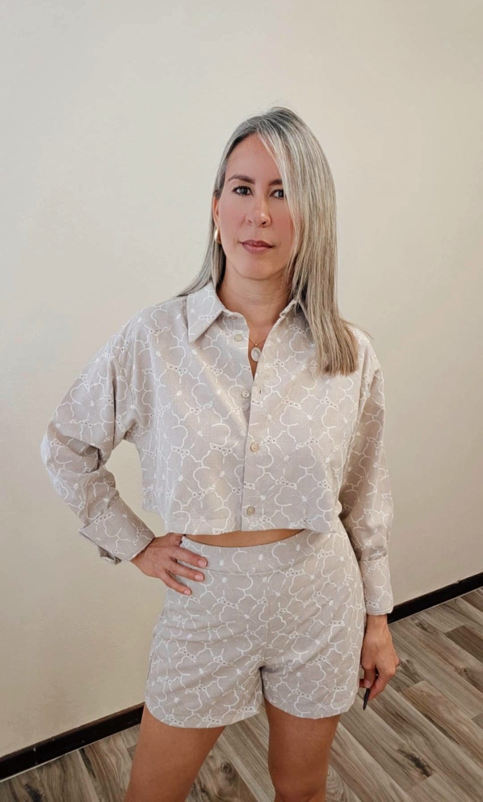 Crop Top manga larga con botones funcionales