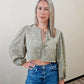 Prenda versátil: blusa bordada con lazos ajustables y falda midi con cierre lateral, ideal para looks casuales y combinaciones elegantes.