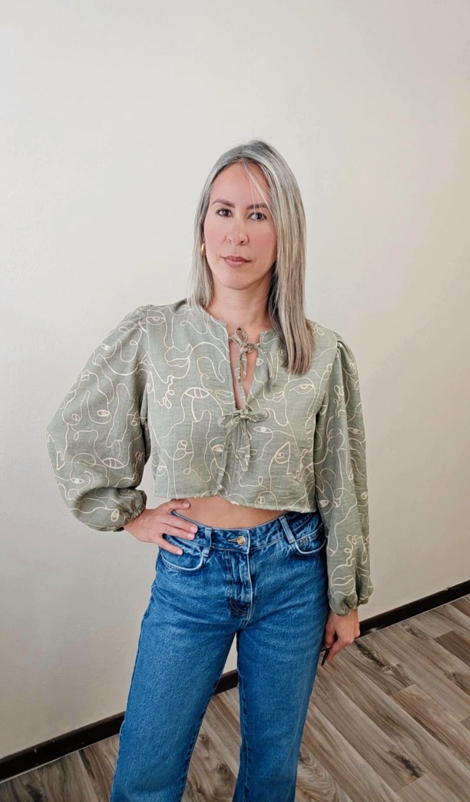 Prenda versátil: blusa bordada con lazos ajustables y falda midi con cierre lateral, ideal para looks casuales y combinaciones elegantes.
