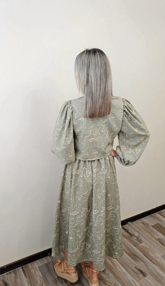 Conjunto bordado que incluye camisa con mangas largas y lazos ajustables, y falda con diseño sin elástico y cierre lateral, perfecto para un estilo elegante.