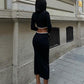 Contraste blanco en cuello, cintura y pierna - Vestido midi negro versátil para día o noche | Enso Amara