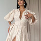Vestido ligero de algodón con diseño sofisticado: ojales decorativos, cinturón ajustable y botones al frente; ideal para eventos, reuniones o bodas en la playa