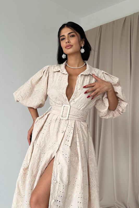 Vestido ligero de algodón con diseño sofisticado: ojales decorativos, cinturón ajustable y botones al frente; ideal para eventos, reuniones o bodas en la playa